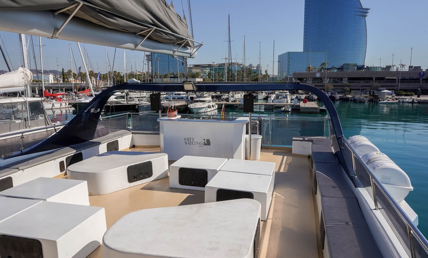 Image 7: Paseo de 1 hora en catamarán a vela por la costa de Barcelona