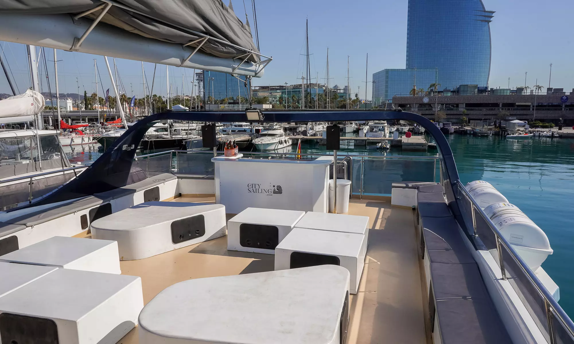 Paseo de 1 hora en catamarán a vela por la costa de Barcelona