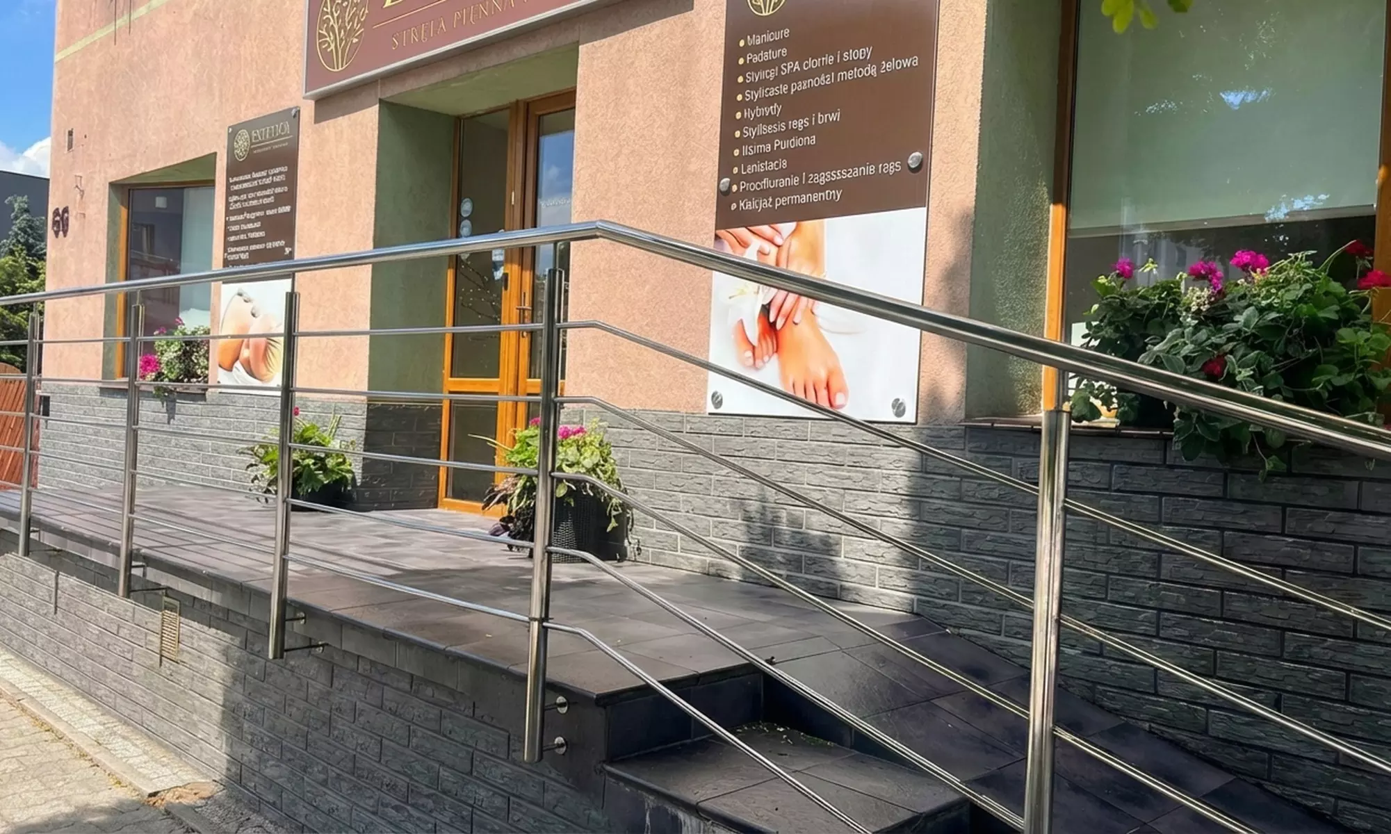 Makijaż permanentny brwi lub ust