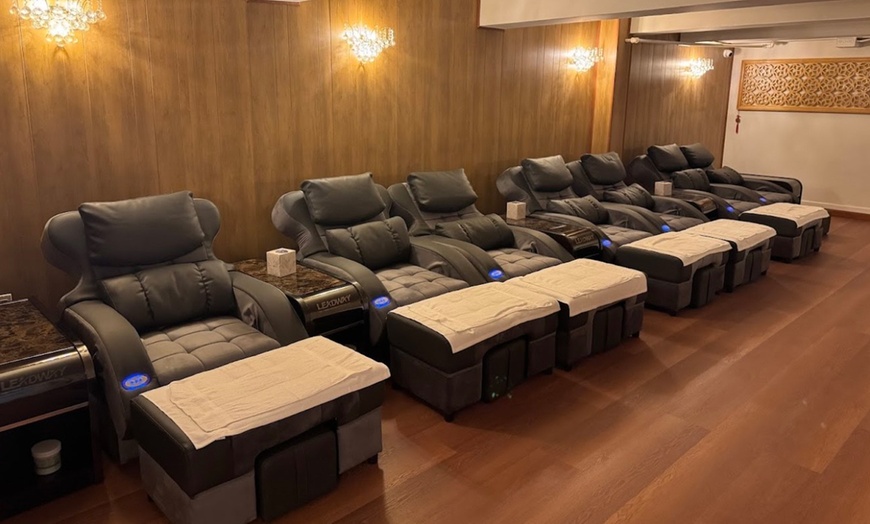 Image 4: 60 or 90-Min Relaxing, Swedish or Deep Tissue Massage + Foot Massage