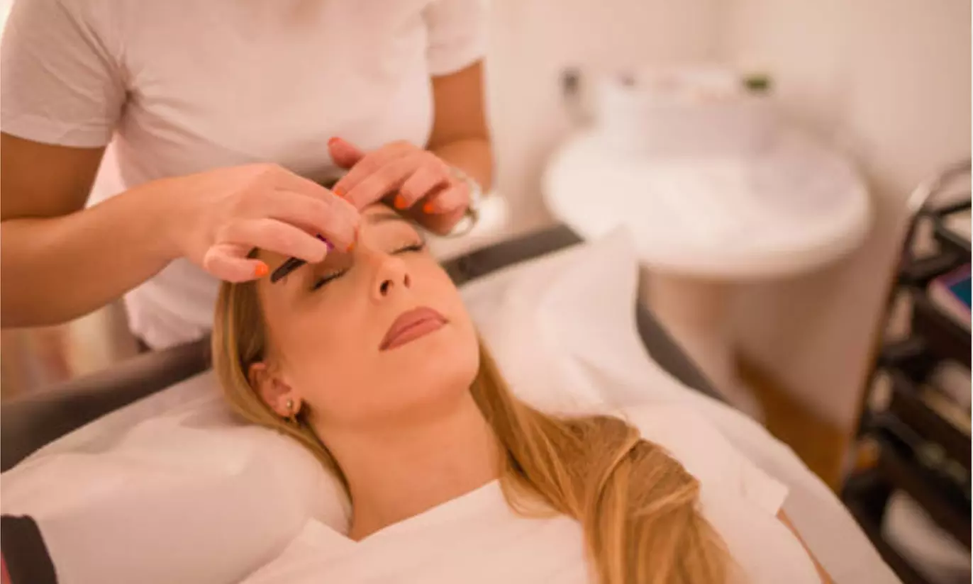 Lifting y tinte de pestañas, diseño y laminado de cejas y henna