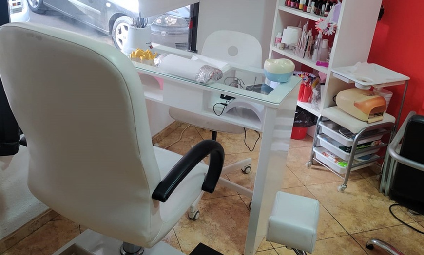 Image 3: Sesión de manicura y/o pedicura normal o semipermanente