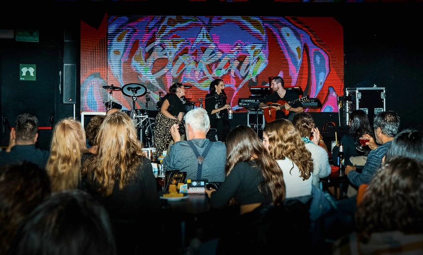 Image 1: Menú de picoteo con show de música en directo para 2 o 4 personas