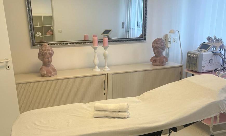 Image 2: Bis zu 33% Rabatt auf den Massage – Ganzkörpermassage bei Aesthetic Academy Care