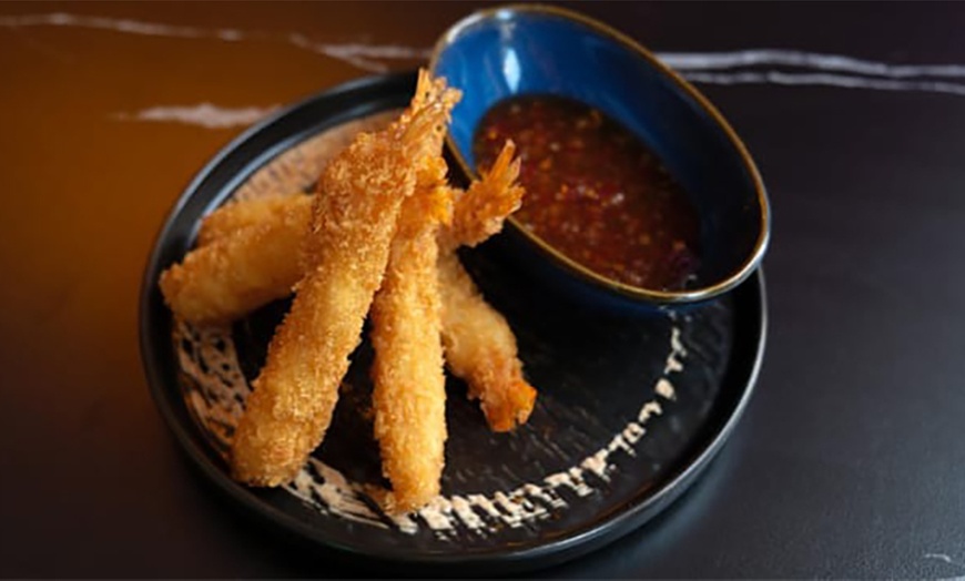 Image 5: Menú japonés para 2 o 4 con entrantes, sushi variado y bebida