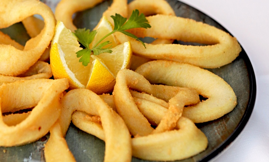 Image 26: Menú tradicional español con opción a botella de vino para 2 o 4