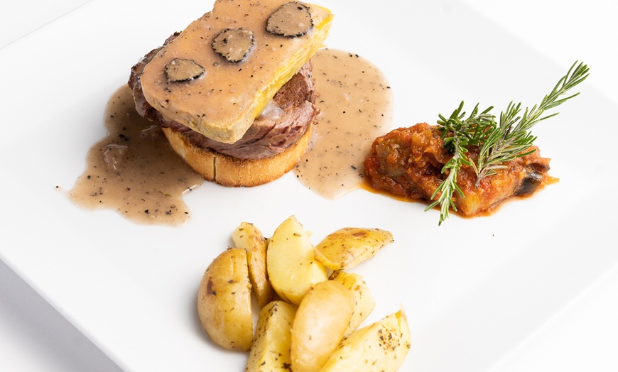 Image 18: Menu authentique en 4 services au restaurant Le Moulin de la Sambuc