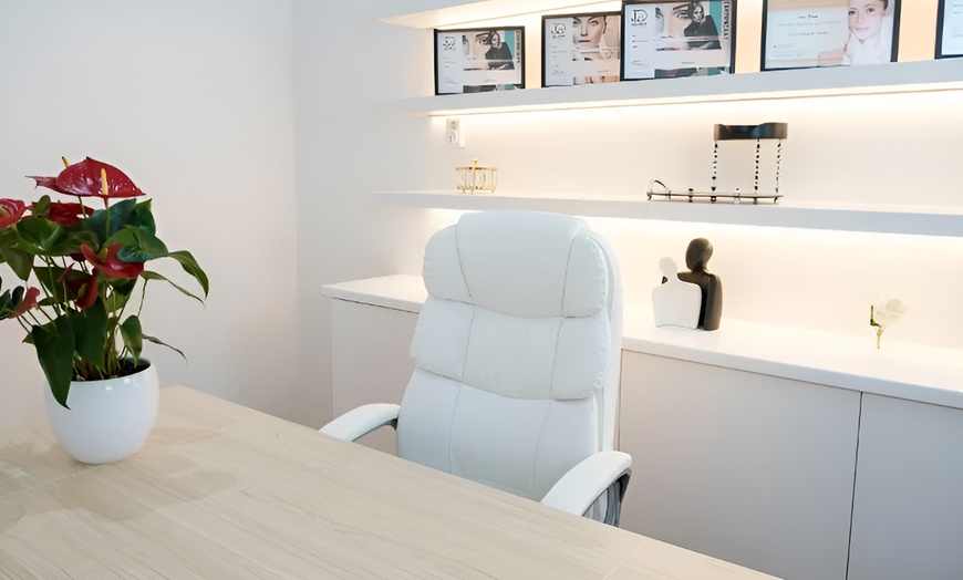 Image 3: Fris, stralend en verzorgd: gezichtsbehandeling met optioneel nek- en schoudermassage in Den Haag, nu tot 66% korting 