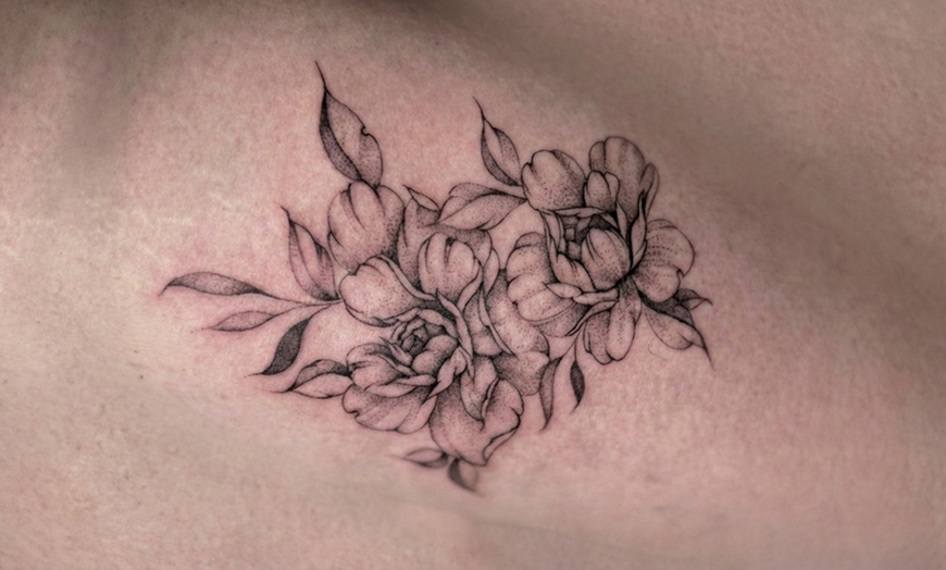 Image 3: Tatuaż cienką kreską – kobiece motywy kwiatowe w wybranym rozmiarze