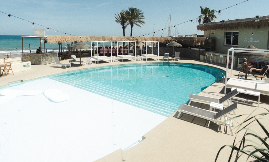 Image 1: Menú CalaBlava con entrantes, principales o arroz, postres y bebidas