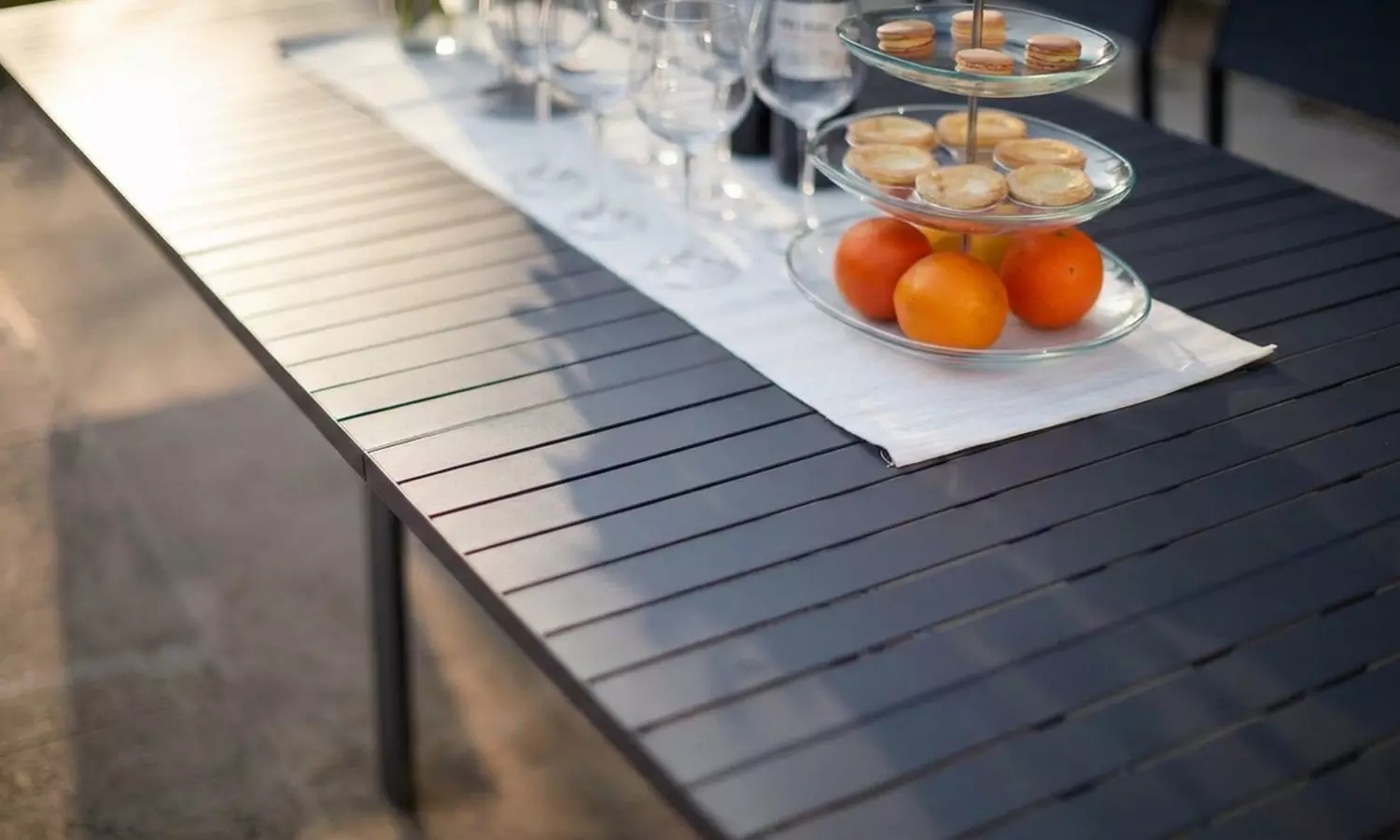 Console extensible "Lacos" de Kocoon en aluminium, chaises en option