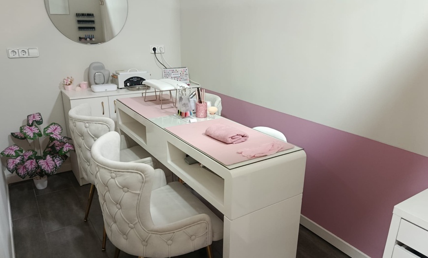 Image 4: Laminado de cejas con diseño, depilación y tinte personalizado