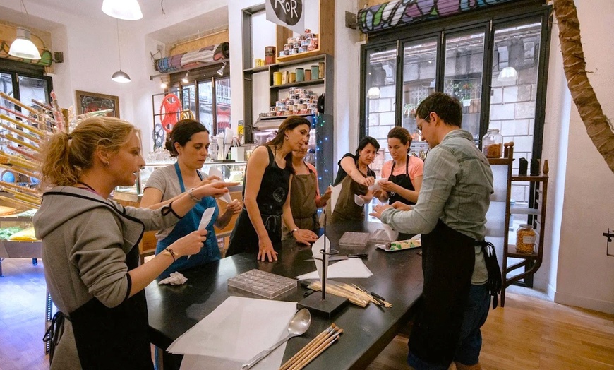 Image 1: Taller creativo de chocolate o caramelos artesanales de 2 horas