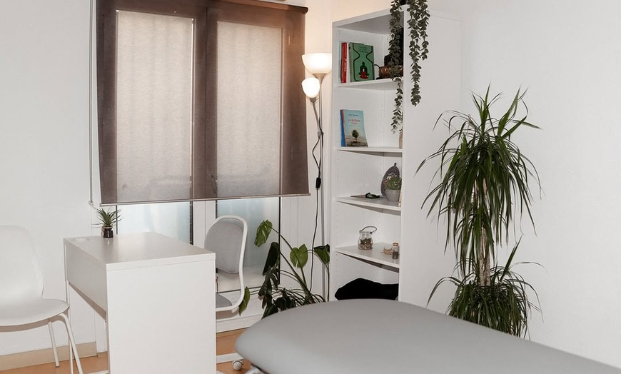 Image 4: Masaje relajante o deportivo con opción a reflexología y shiatsu