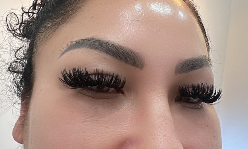 Image 2: Get Full Set of Classic or Volume Eyelash Extensions