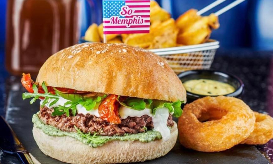 Image 1: Burger simple au choix avec soda de 30 cl chez Memphis coffee
