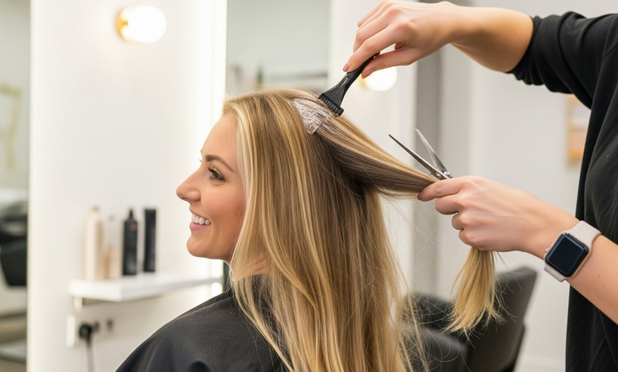 Image 1: Haarschnitt inkl. Föhnen opt. mit Ansatzfarbe für 1 Person