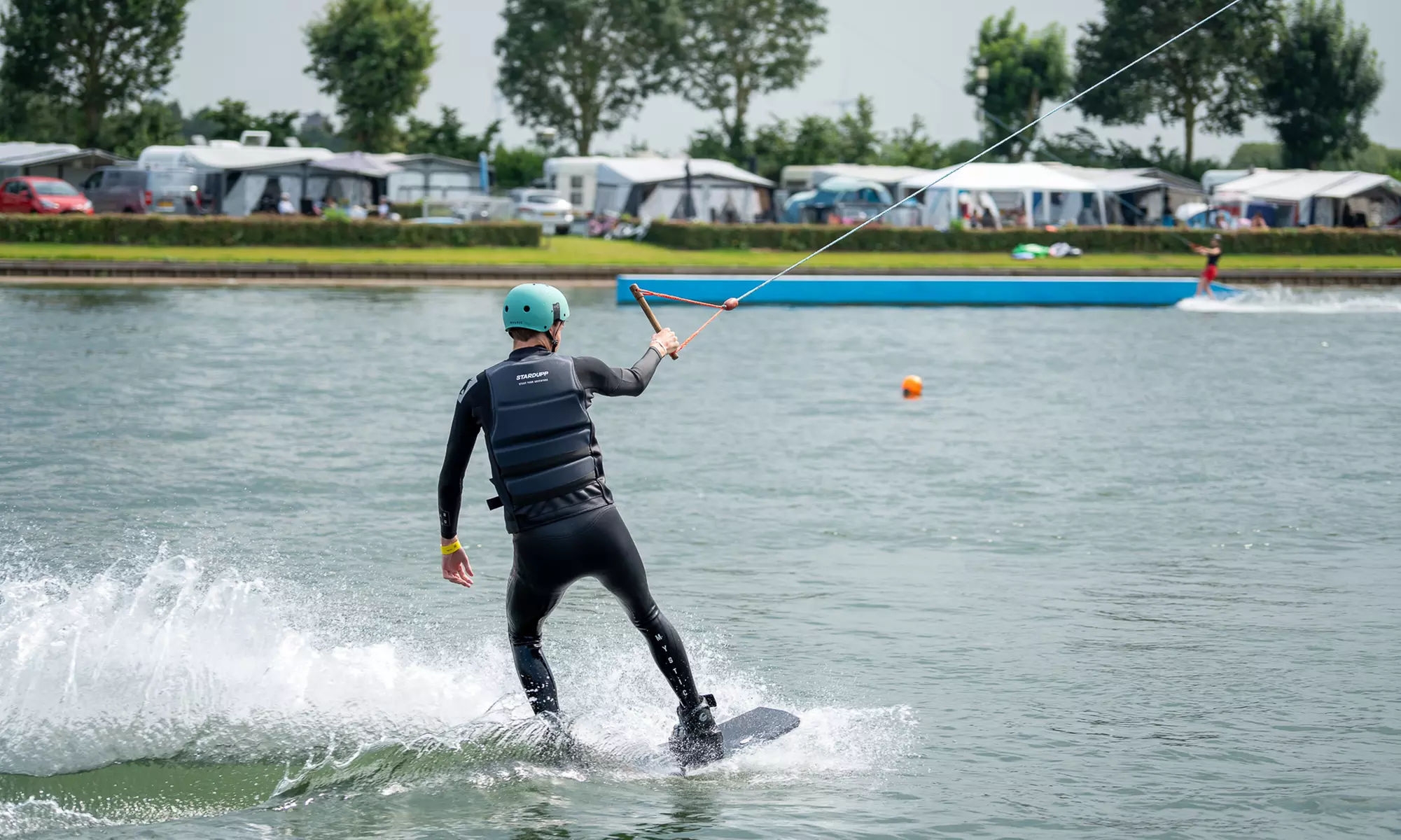 Vlieg over het water: 2 uur waterskiën of wakeboarden