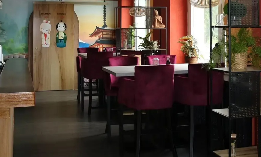 Image 2: Exklusives Sushi-Menü in 3 Gängen für 2 oder 4 Personen