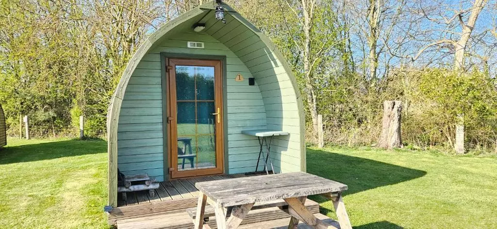 York: 1 or 2 Nights Overnight Pod Stay with Bottle of Prosecco