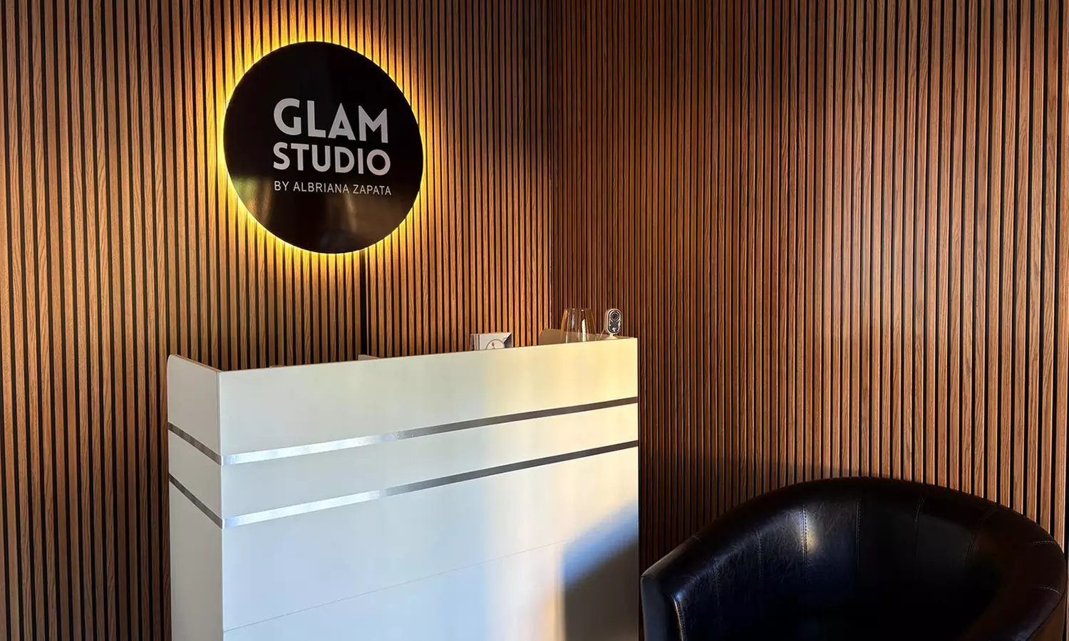 Manicura y/o pedicura con esmaltado clásico o semipermanente