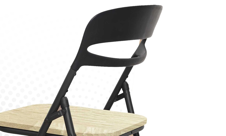 Image 6: Juego de 4 sillas plegables de metal con asiento de madera