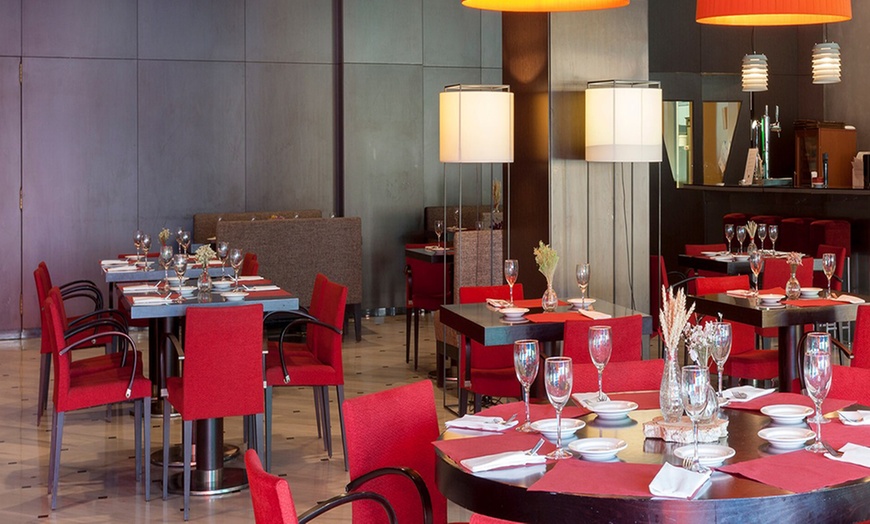 Image 3: Menu completo con entrantes, principales, postre y bebidas para 2 o 4 