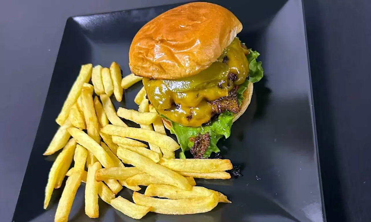 Menú para 2 o 4 personas con entrante, principal, postre y bebidas