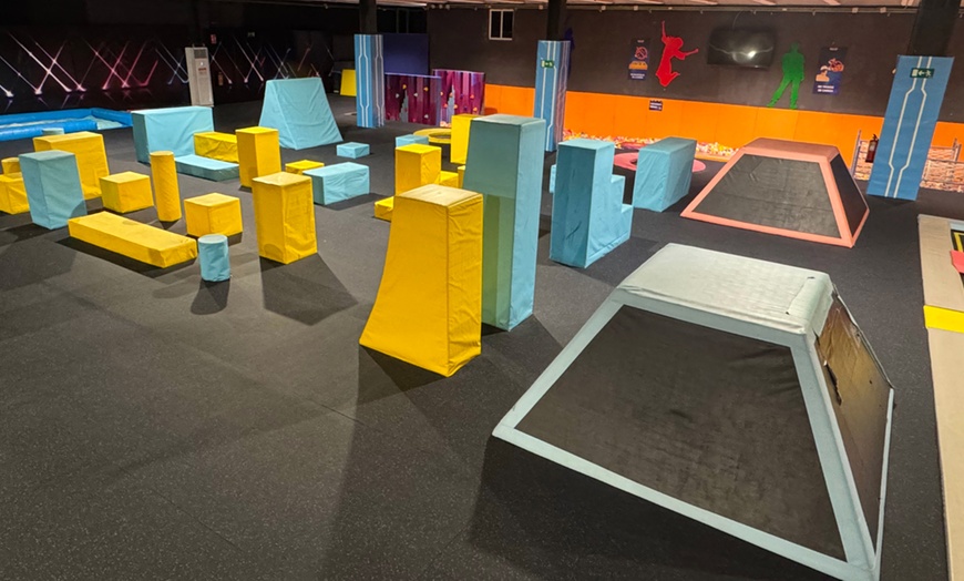 Image 12: 1 hora de saltos en parque de colchonetas World Jump para 1 persona