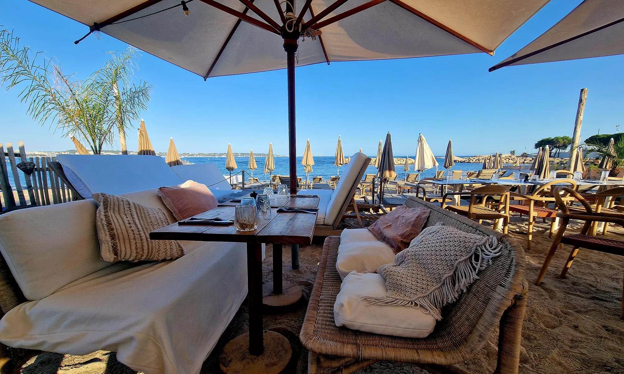 Évasion : plage privée style balinais avec matelas, parasol et boisson