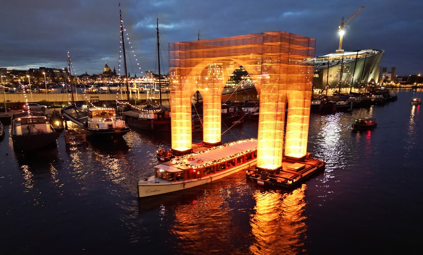 Image 10: Amsterdam Light Festival vanaf het water in een elektrische salonboot