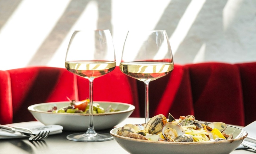 Image 15: Culinaire Italiaanse lunch of diner bij Hotel Riga