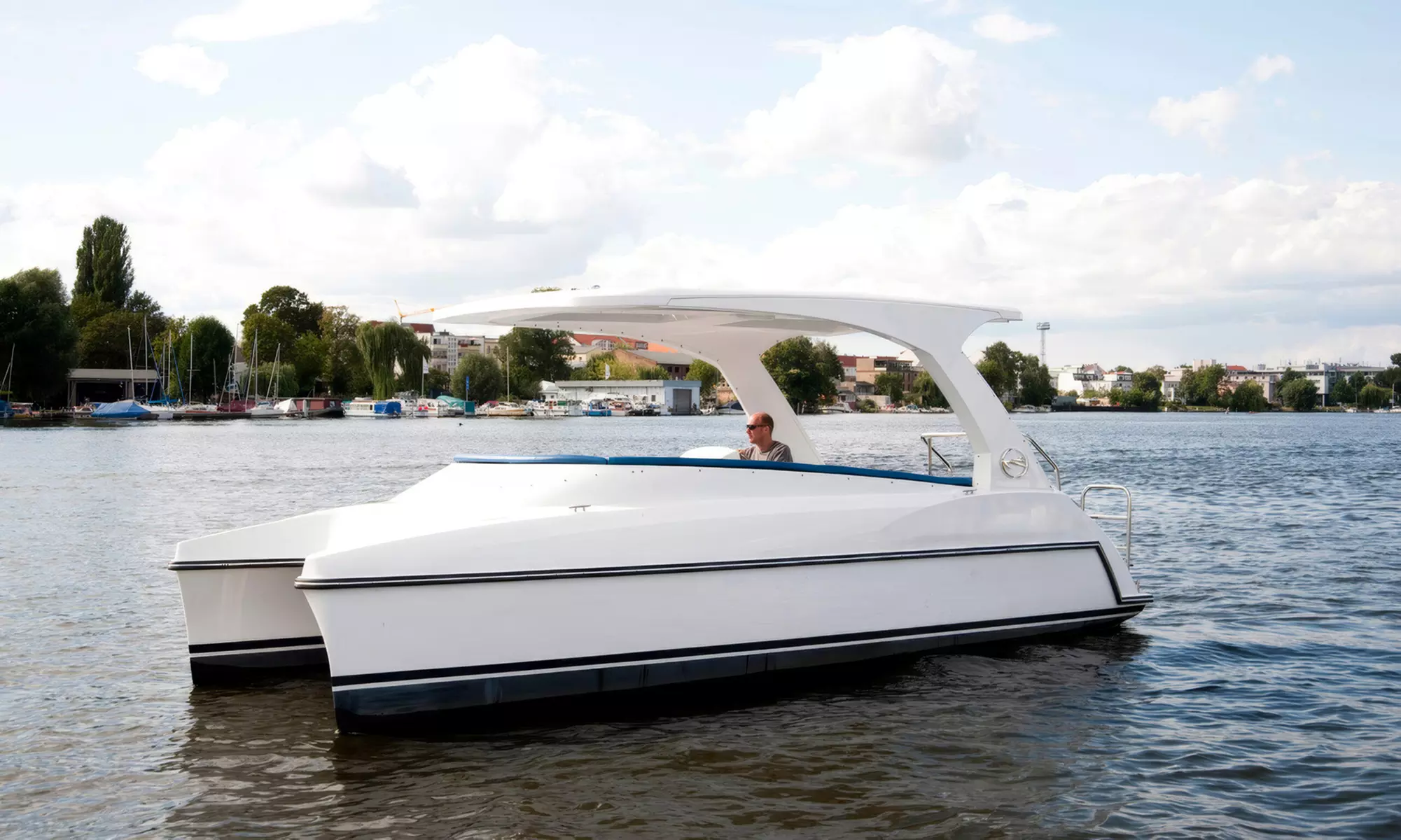 Sichere dir einen entspannten Bootausflug: 1 - 4 Stunden Solarboot mieten für bis zu 8 Personen (bis 20% sparen) - Primary Image