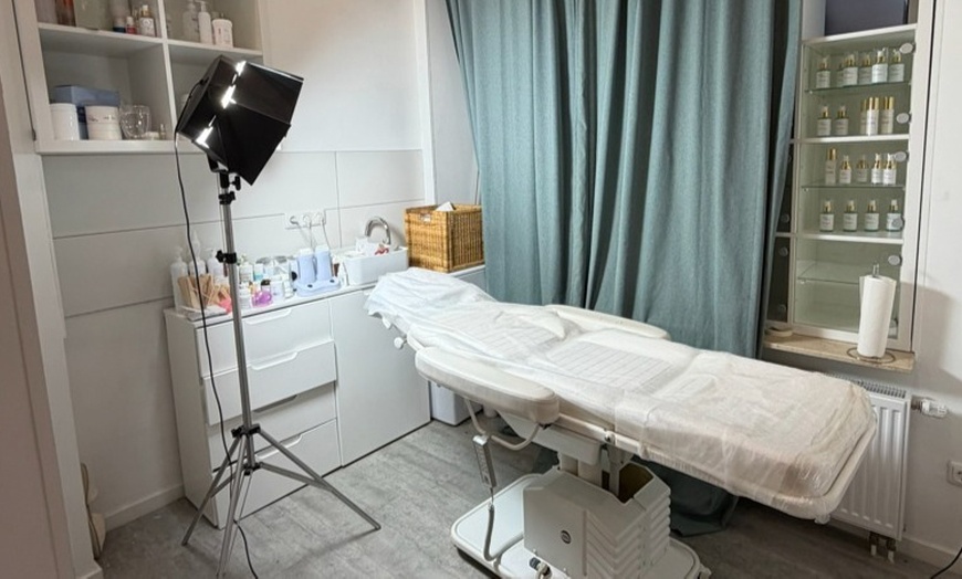 Image 2: Bis zu 90 Min. Aquafacial mit optionaler Gesichtsmassage für 1 Person