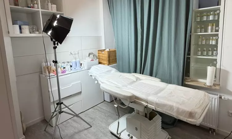 Bis zu 90 Min. Aquafacial mit optionaler Gesichtsmassage für 1 Person