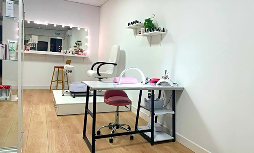 Image 2: 1 o 2 sesiones de exosomas con dermapen en 2 fases en rostro completo