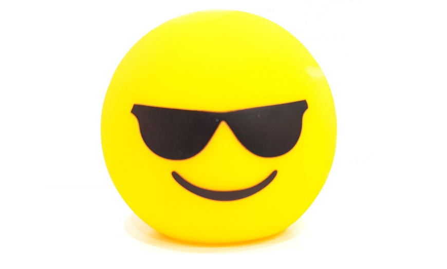 Image 4: Emoji Night Light