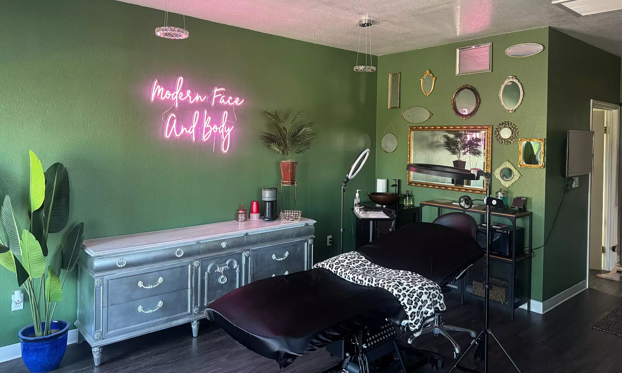 Get Full Classic, Hybrid or Volume  Set Eyelash Extensions