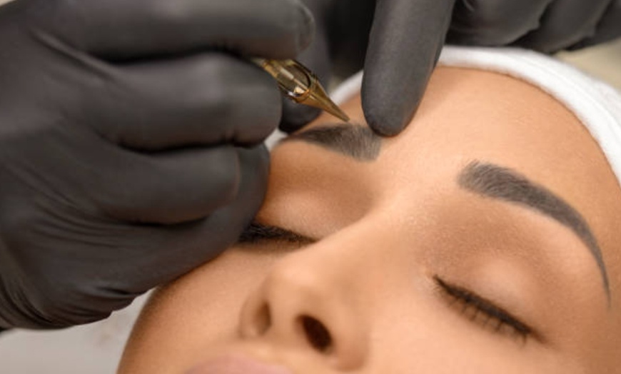 Image 1: Sesión de microblading, microshading o micropigmentación