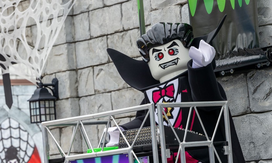 Image 10: Stay near LEGOLAND® with playful pools & kid-friendly rooms