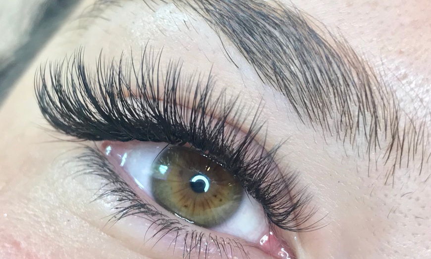 Image 3: Get a Full Set of Classic, Hybrid, or Volume Mink Eyelash Extension
