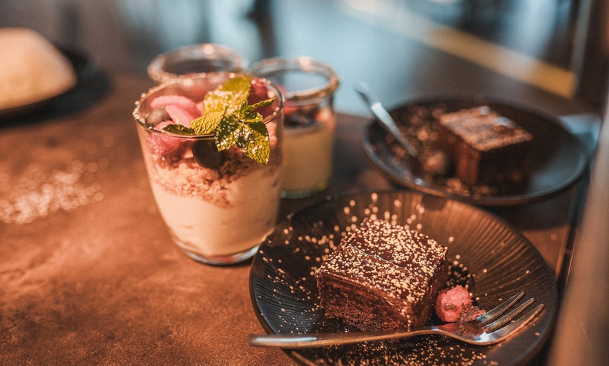 Image 3: Burger Menü mit Beilage und Dessert (mittags) für 1, 2 oder 4 Personen