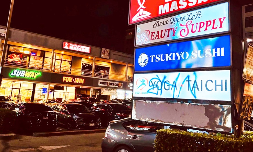 Image 2: 60 Min Swedish, Deep or Thai Massage Singles or Pairs w/ Hot Stones