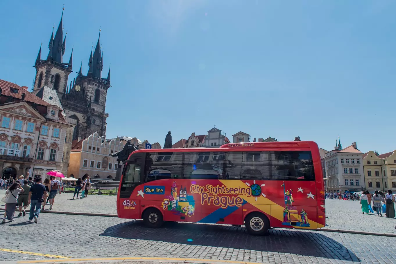 Hop-on-Hop-off-Bustour Prag, opt. mit Bootstour
