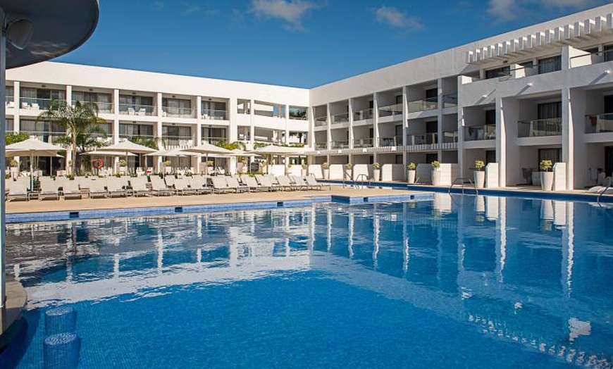 Image 1: ✈ 3 or 5-Night Platinum Yucatán Princess Vacation with Air 