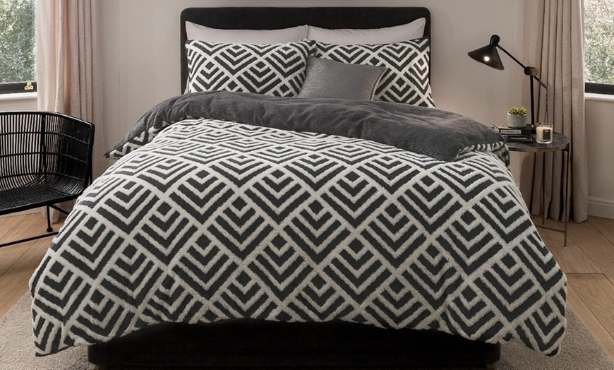 Image 10: Smart Living Premium Geo Jacquard Fleece Duvet Set