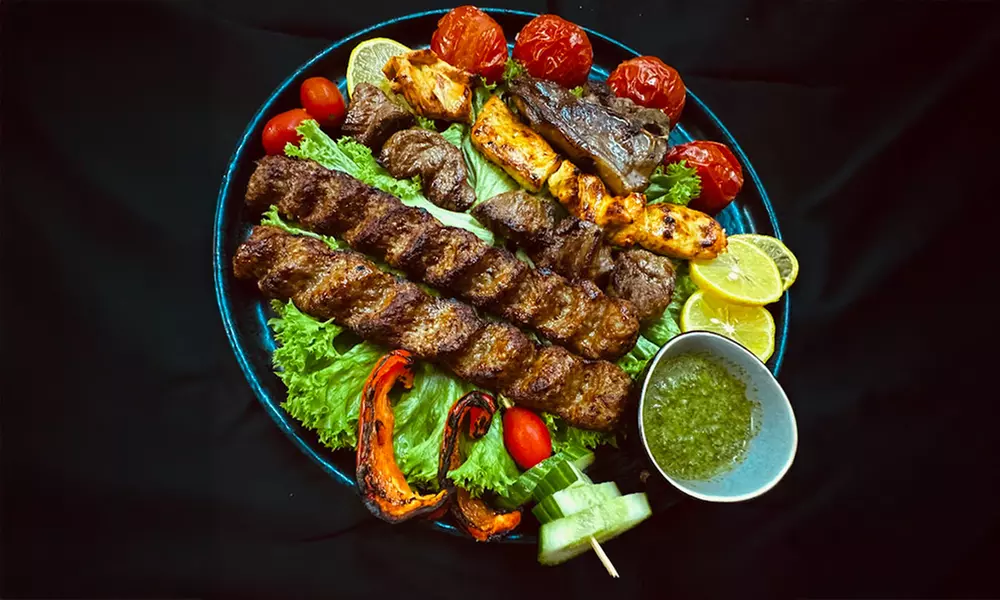 200 / 300 g saftiges Rind- oder Lammsteak, Pommes Frites, Reis & Salat