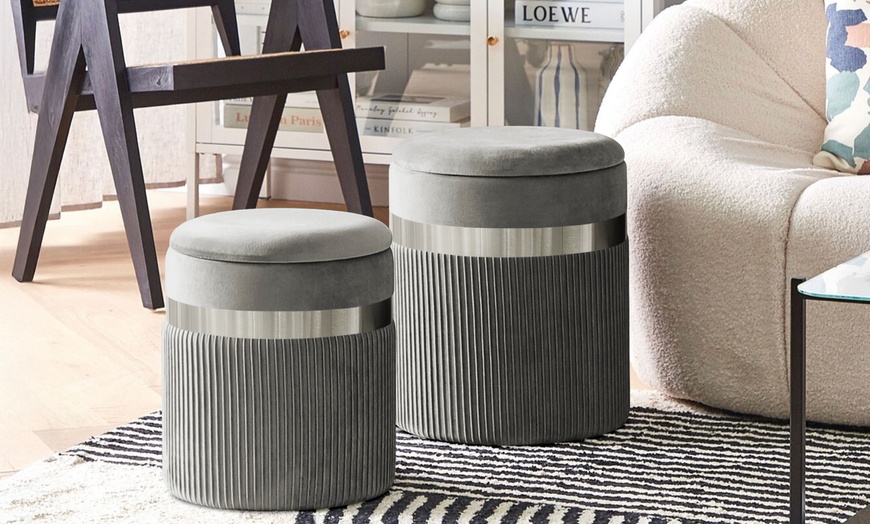 Image 9: Coppia di pouf in velluto