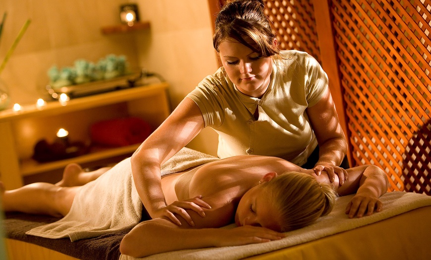 Image 6: Día en hotel para 2 con almuerzo buffet o con masaje de 25 minutos

