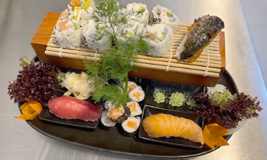 Image 2: Lass dich überraschen: Sushi Platte für 2 bis 4 Personen